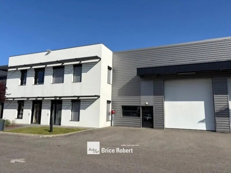 35-37 Rue Emile Zola, Décines-Charpieu to rent - Building Photo - Image 1 of 10