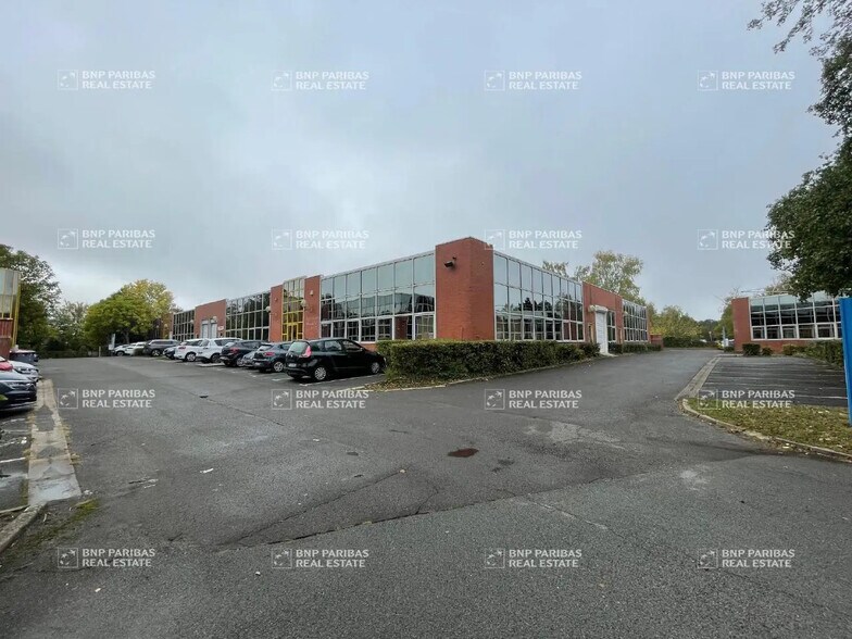 Light Industrial in Les Ulis to rent - Building Photo - Image 1 of 8