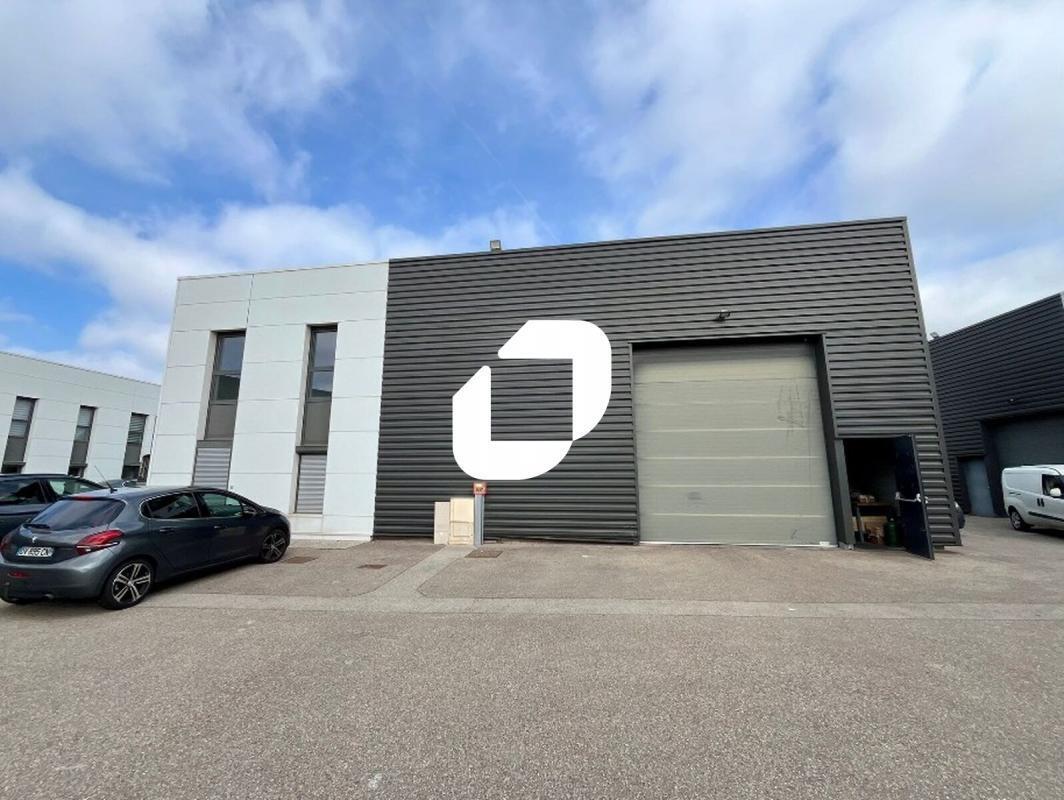 Light Industrial in Chassieu to rent Building Photo- Image 1 of 10