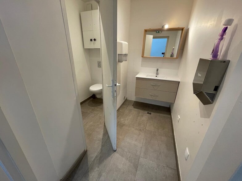 58 Rue Lambrechts, Courbevoie to rent - Interior Photo - Image 3 of 8
