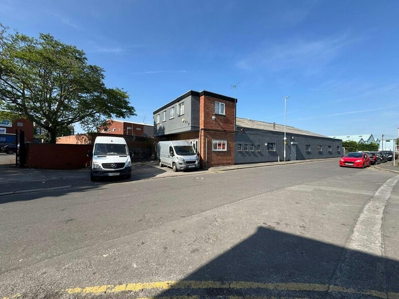 Barton Manor, Bristol to rent - Building Photo - Image 2 of 2