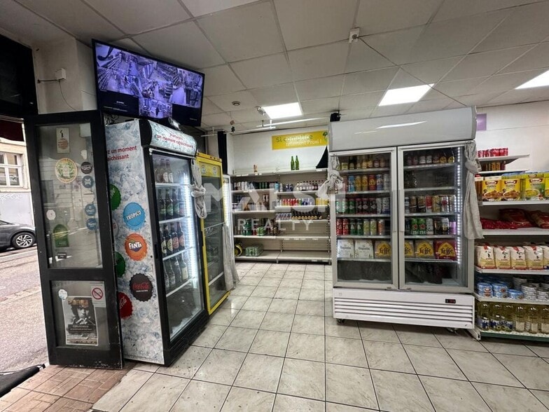 Retail in Lyon to rent - Interior Photo - Image 2 of 4