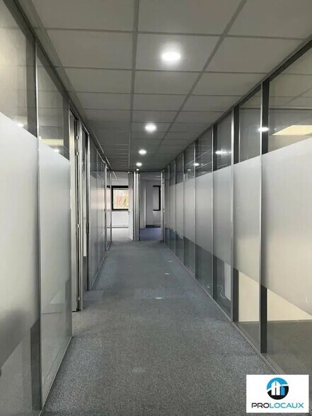 Office in Roissy-en-France to rent - Interior Photo - Image 2 of 12