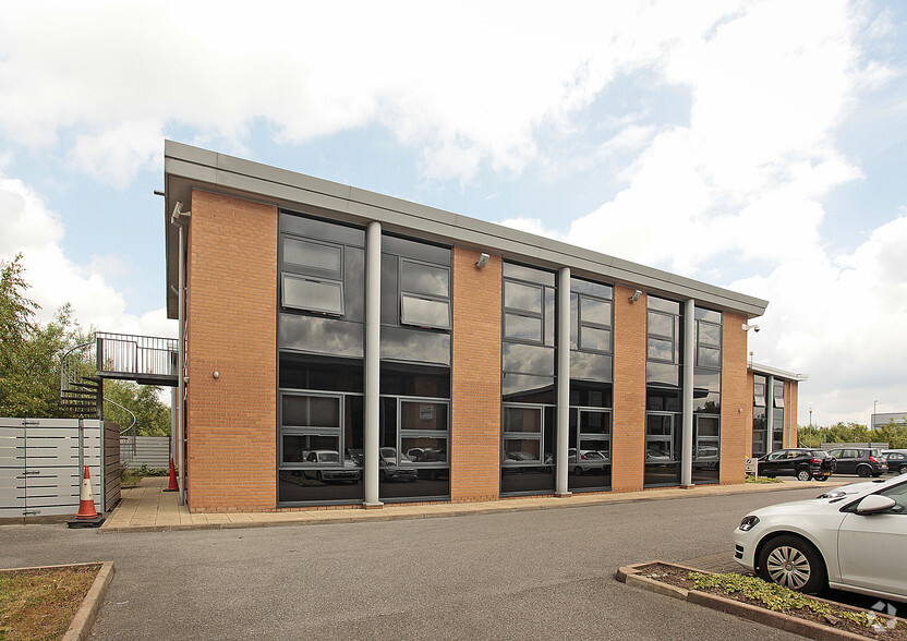 De Havilland Dr, Liverpool for rent - Building Photo - Image 2 of 4