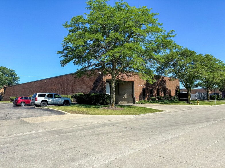 930 N Dupage Ave, Lombard, IL for rent - Building Photo - Image 1 of 5