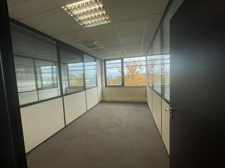 Office in Saint-Priest to rent - Interior Photo - Image 3 of 30