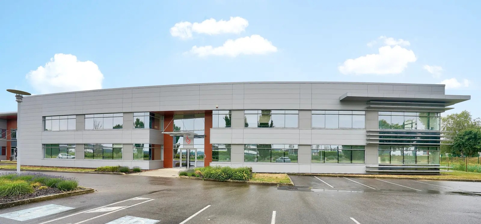 Industrial in Lieusaint to rent Building Photo- Image 1 of 8