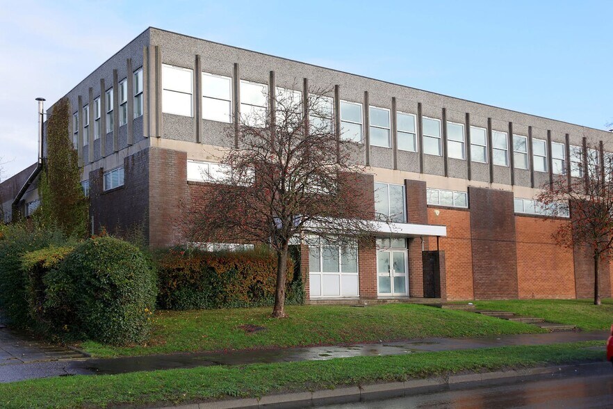 60 Portman Rd, Reading for rent - Building Photo - Image 1 of 1