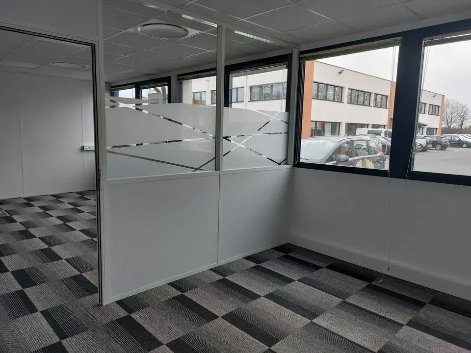 Location Bureaux 169 m² - Photo 1