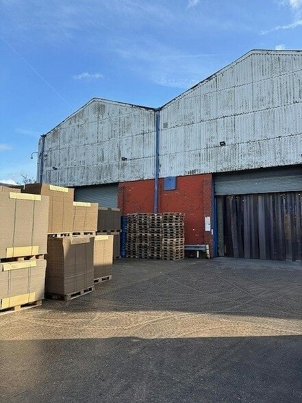 Corporation Rd, Manchester to rent - Building Photo - Image 2 of 4
