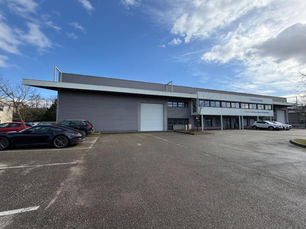 Light Industrial in Saint-Priest to rent Building Photo- Image 1 of 13
