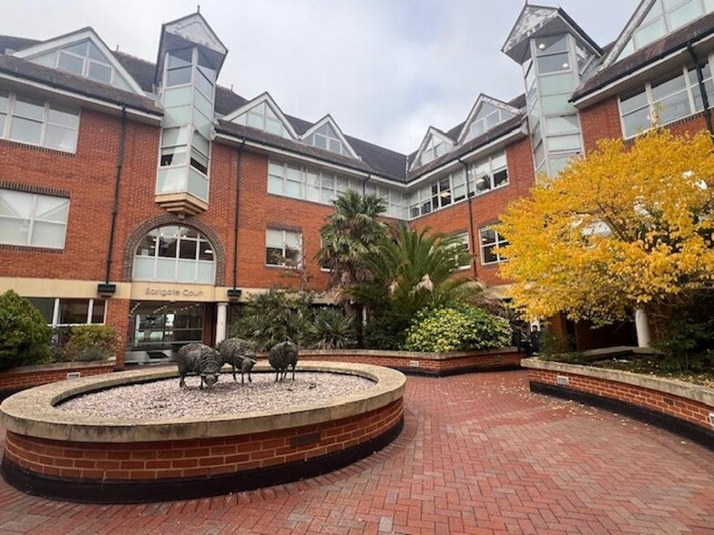 254 High St, Guildford to rent - Building Photo - Image 2 of 13