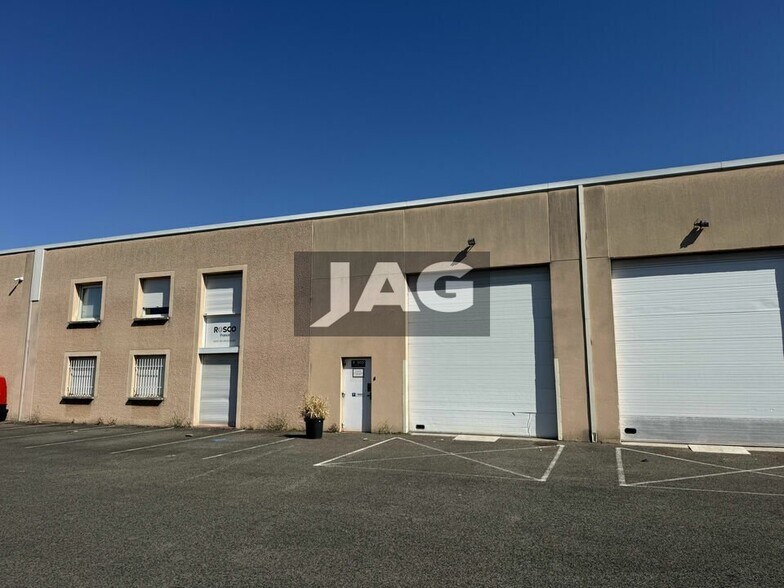 Light Industrial in Villeurbanne to rent - Building Photo - Image 1 of 13
