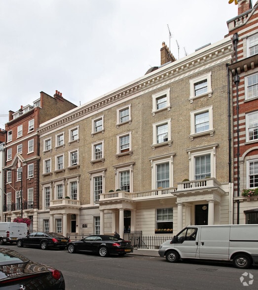 24 Brooks Mews, London to rent - Building Photo - Image 2 of 4