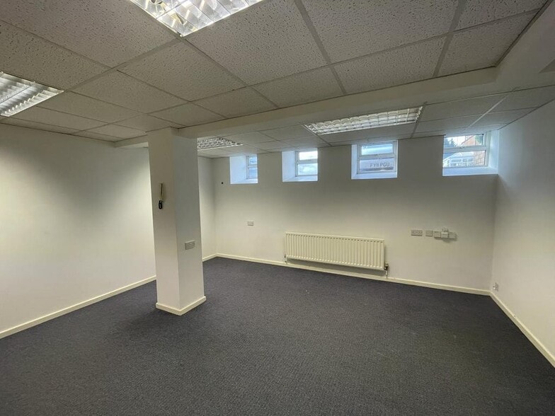 Whitebridge Ln, Stone to rent - Building Photo - Image 2 of 14