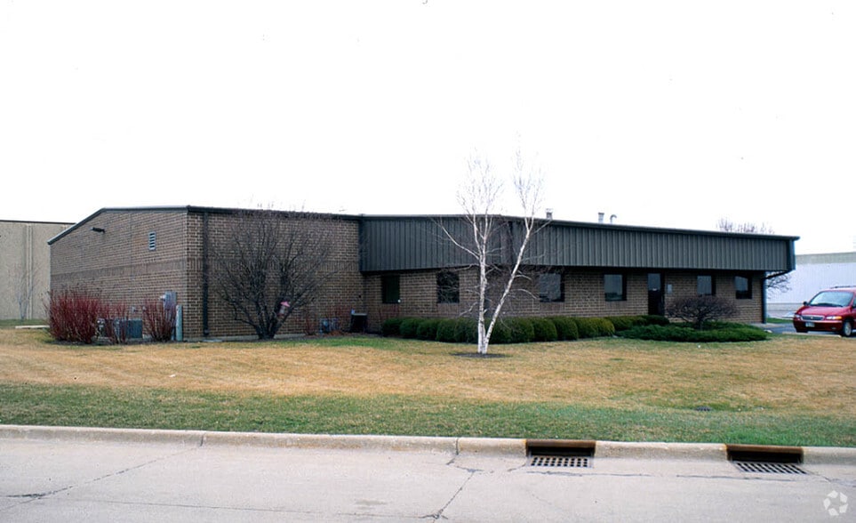 1920 Industrial Dr, Libertyville, IL for sale - Building Photo - Image 1 of 1