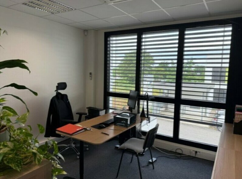 Office in Vaulx-en-Velin to rent - Interior Photo - Image 2 of 10