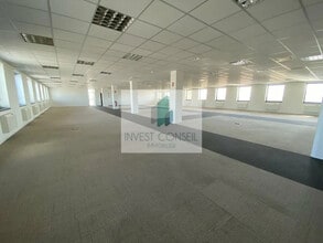14-16 Rue De L'Equerre, SAINT-OUEN-L'AUMONE to rent Interior Photo- Image 2 of 5