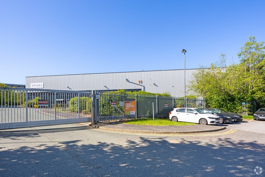 Millshaw Park Ave, Leeds to rent - Primary Photo - Image 1 of 6
