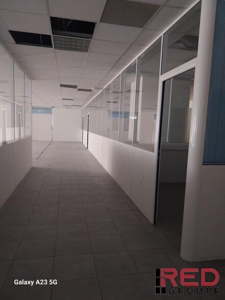 Industrial in Marseille to rent - Building Photo - Image 3 of 4