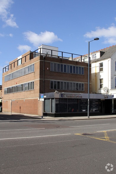 869 High Rd, London to rent - Primary Photo - Image 1 of 3