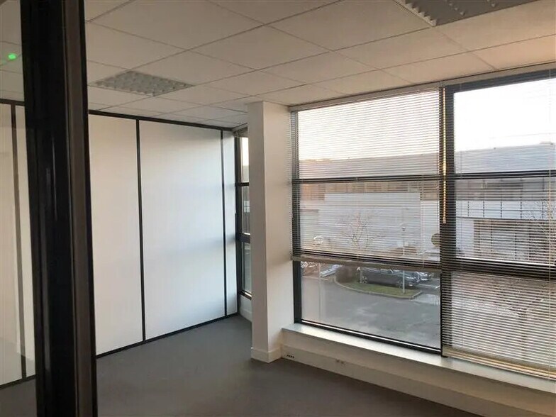 Light Industrial in Élancourt to rent - Building Photo - Image 3 of 4