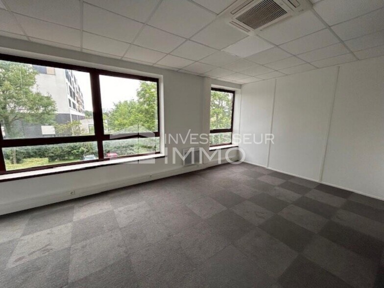 Office in Champs Sur Marne to rent - Interior Photo - Image 2 of 10