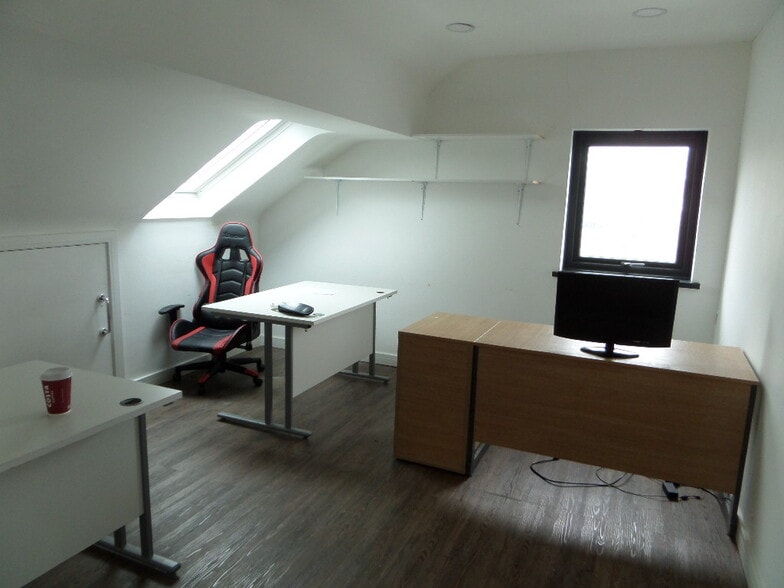 1 Portway, Porthcawl to rent - Building Photo - Image 3 of 7