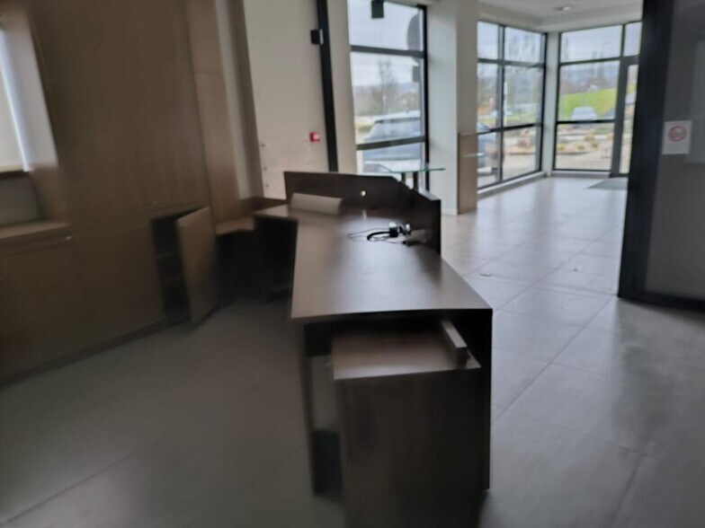 Retail in L'ISLE-D'ABEAU to rent - Interior Photo - Image 3 of 3