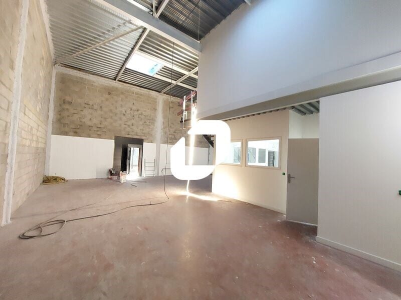 Light Industrial in Plaisir to rent Interior Photo- Image 1 of 5