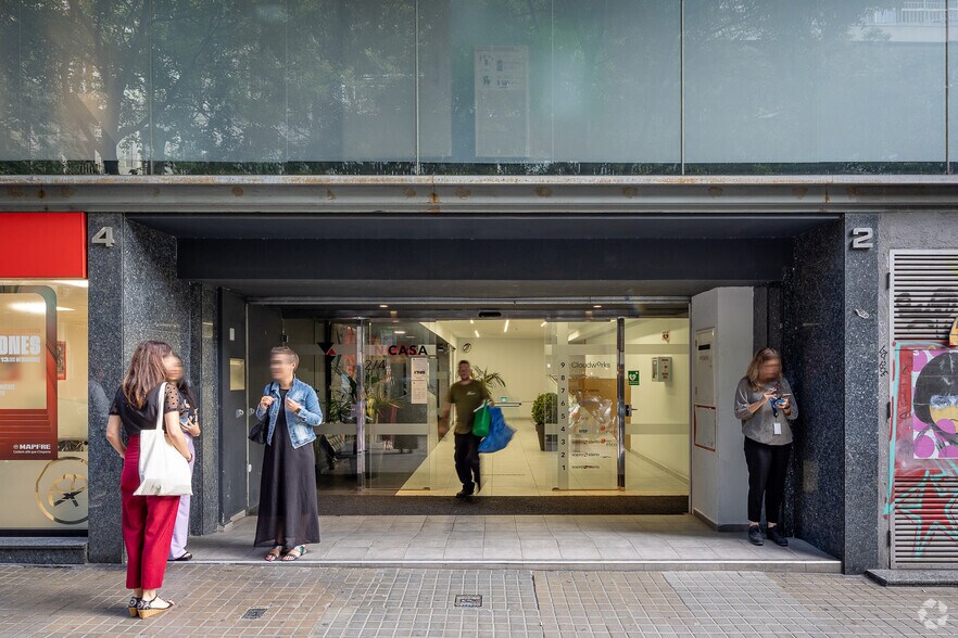 Office in Barcelona, Barcelona to rent - Building Photo - Image 2 of 4