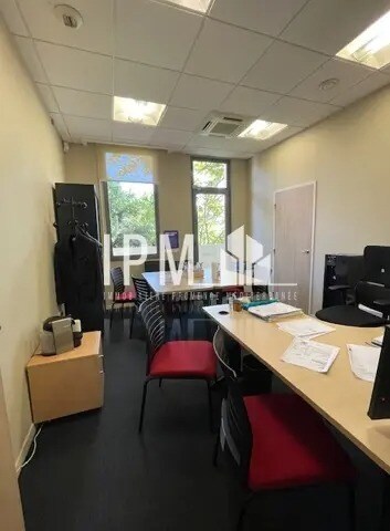 Retail in Marseille to rent Interior Photo- Image 1 of 2