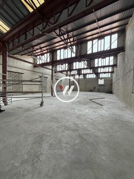 Industrial in Bezons to rent - Building Photo - Image 2 of 10