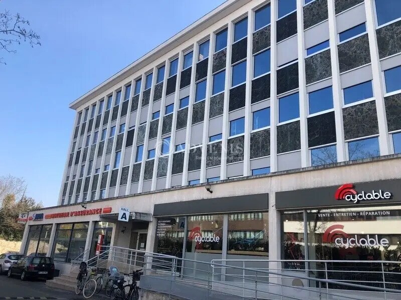 Office in Le Chesnay-Rocquencourt to rent Building Photo- Image 1 of 5