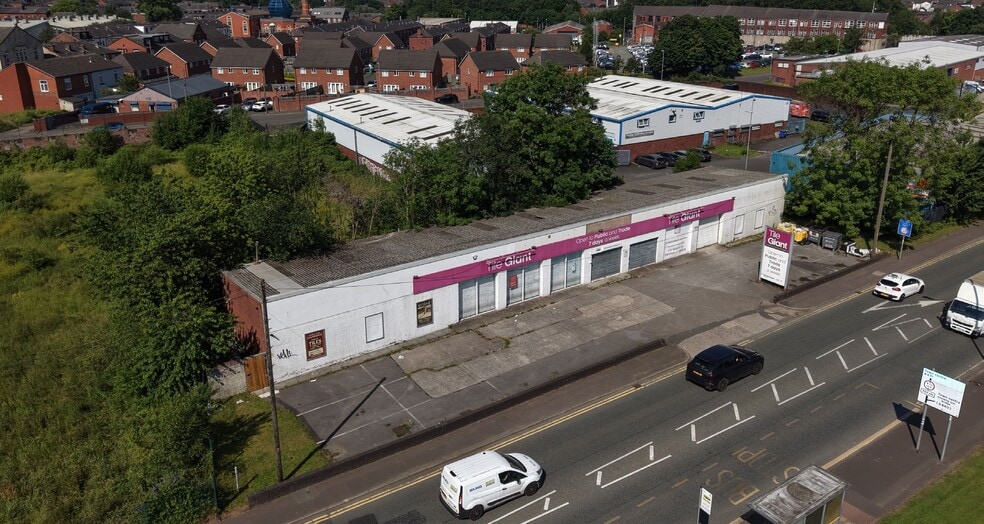 40 Oldham Rd, Rochdale to rent - Building Photo - Image 2 of 4