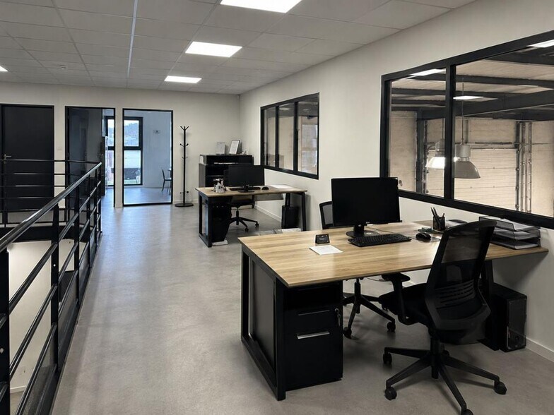 Industrial in Montreuil to rent - Interior Photo - Image 2 of 3