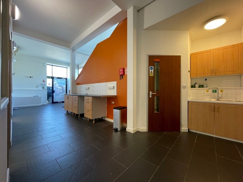 Moat Way, Sevington to rent - Building Photo - Image 3 of 9