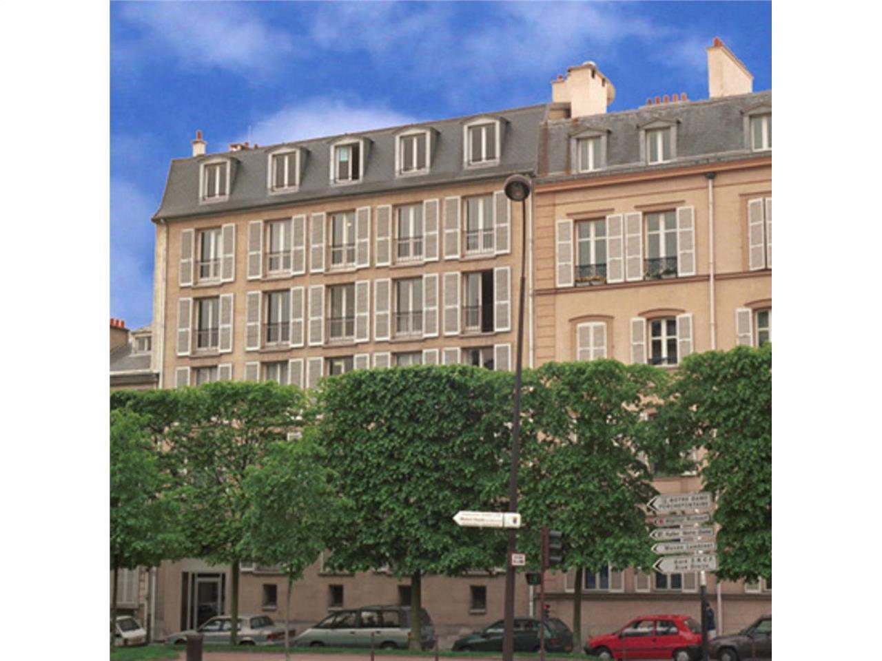 Office in Versailles to rent Building Photo- Image 1 of 4