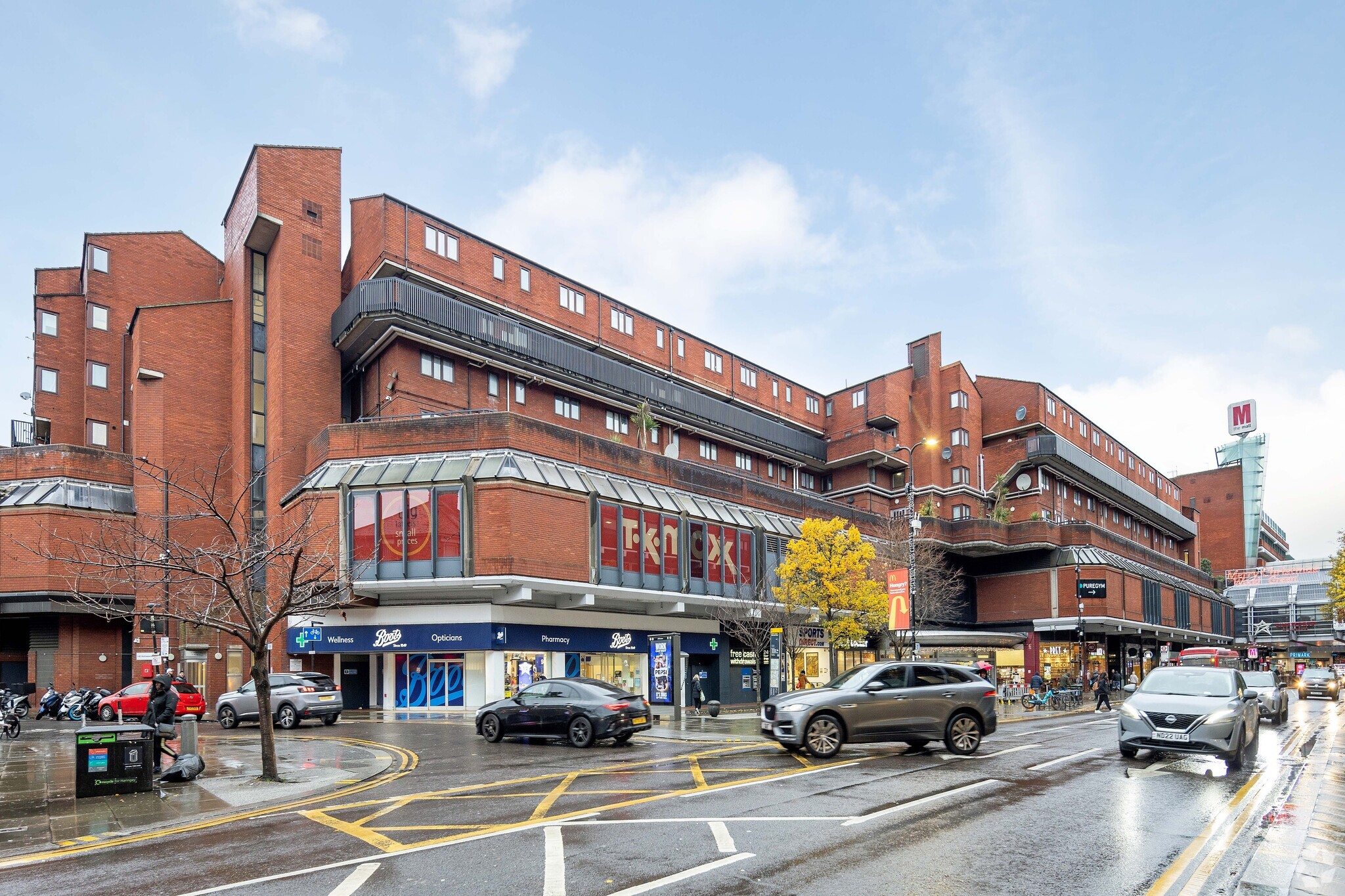 High Rd, London to rent Primary Photo- Image 1 of 3