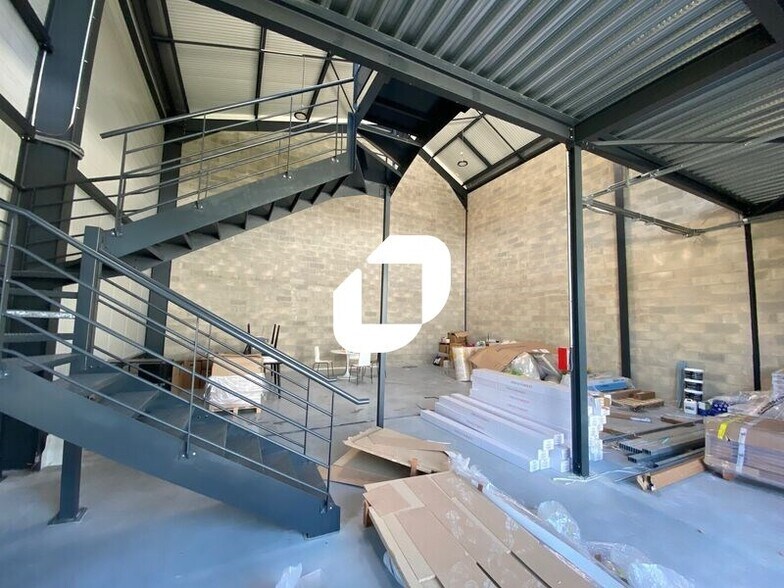 Light Industrial in Groslay to rent - Interior Photo - Image 2 of 3