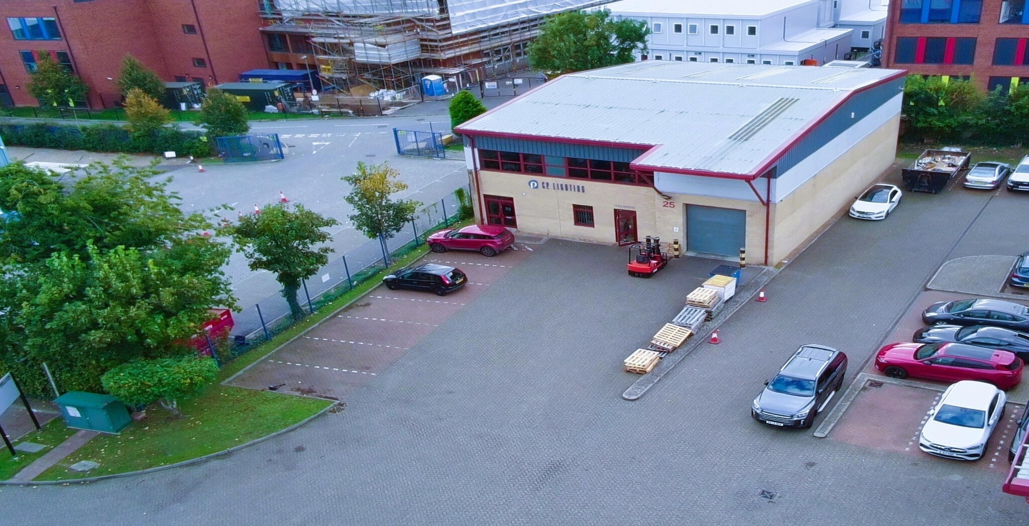 Red Lion Rd, Surbiton to rent Building Photo- Image 1 of 4