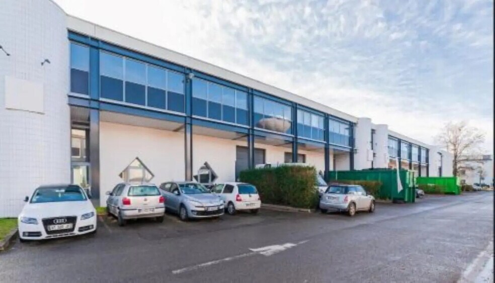 Light Industrial in Élancourt to rent - Building Photo - Image 2 of 4