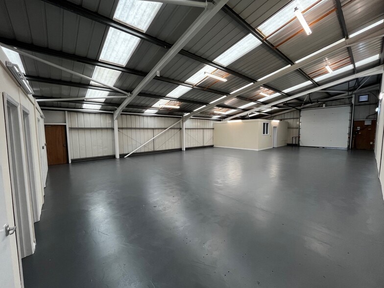 130A-130B Engineer Rd, Westbury to rent - Building Photo - Image 3 of 9