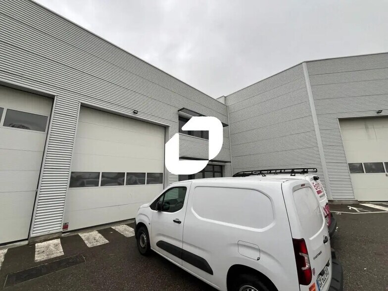 Office in Genas to rent - Building Photo - Image 2 of 12