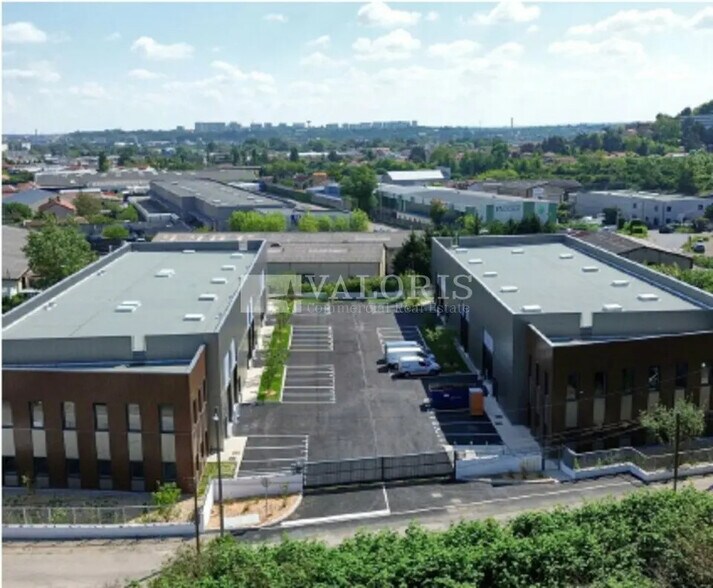 Industrial in Saint-Genis-Laval for sale - Primary Photo - Image 1 of 6