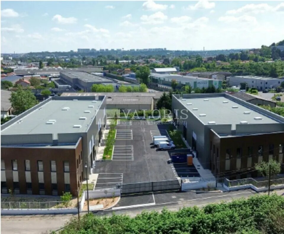 Industrial in Saint-Genis-Laval for sale Primary Photo- Image 1 of 7