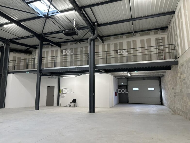 Light Industrial in Aubagne to rent - Interior Photo - Image 2 of 12