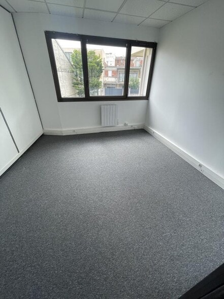 Office in Courbevoie to rent - Building Photo - Image 3 of 9