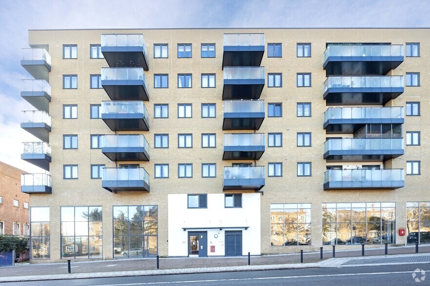 3 Burnt Oak Broa, Edgware to rent - Building Photo - Image 2 of 5