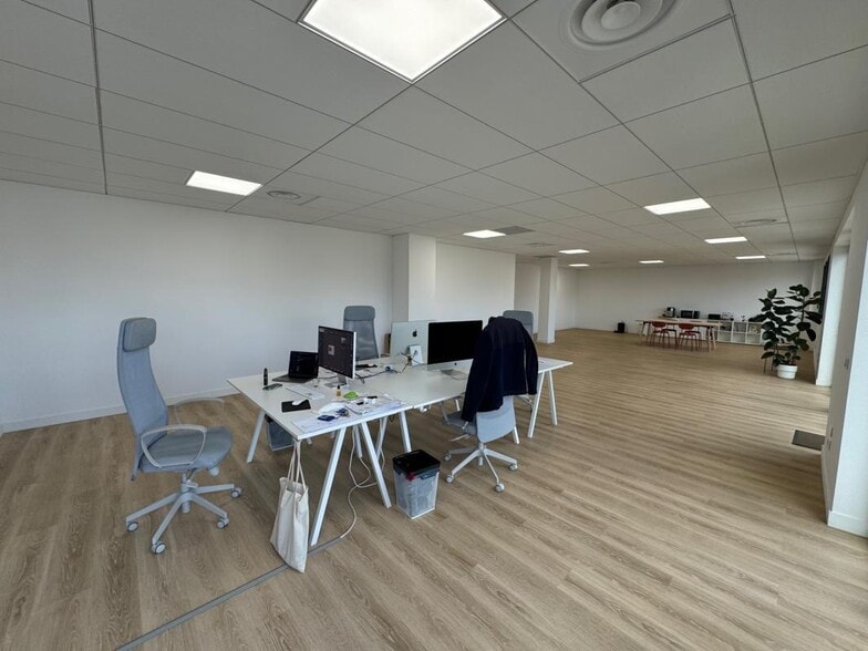 Office in Aubagne to rent - Interior Photo - Image 2 of 3